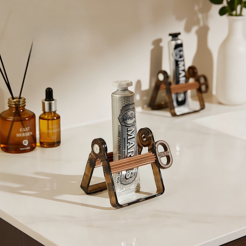 Luxury Manual Toothpaste Squee - огляд і ціна Luxury Skincare Cleanser